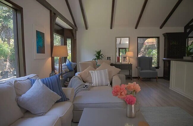 Foto del edificio - 5690 Valley Oak Dr