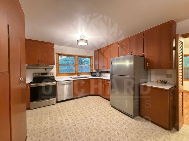 3 bedroom, 2 Bath House Near University of... - 3 bedroom, 2 Bath House Near University of...