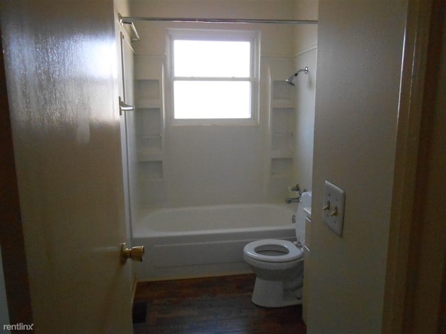 Building Photo - 930 E 13th St