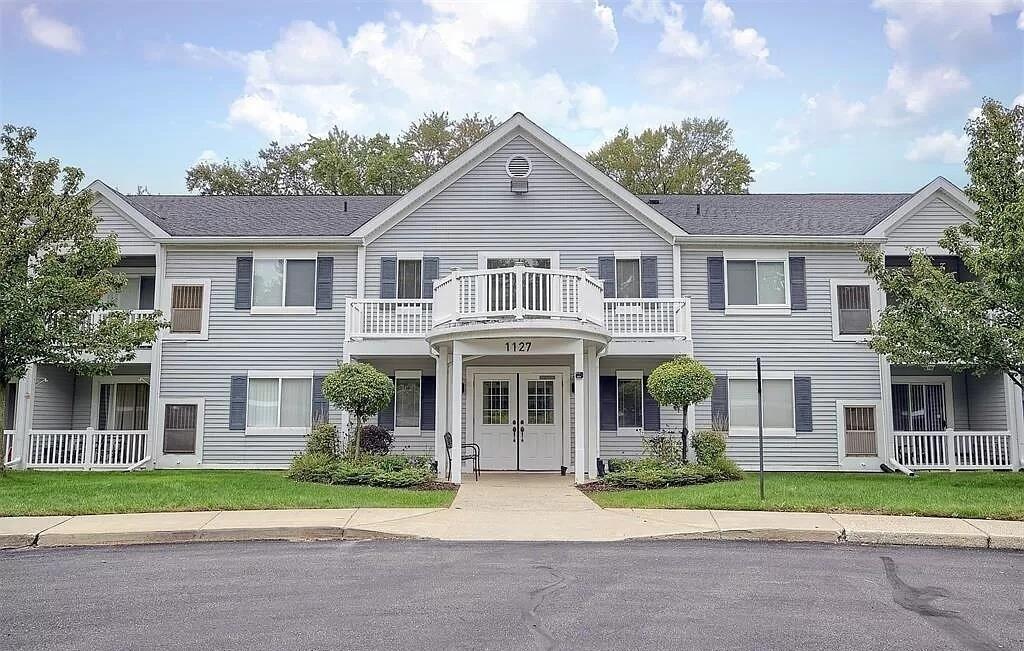 Primary Photo - 1127 S Lake Dr