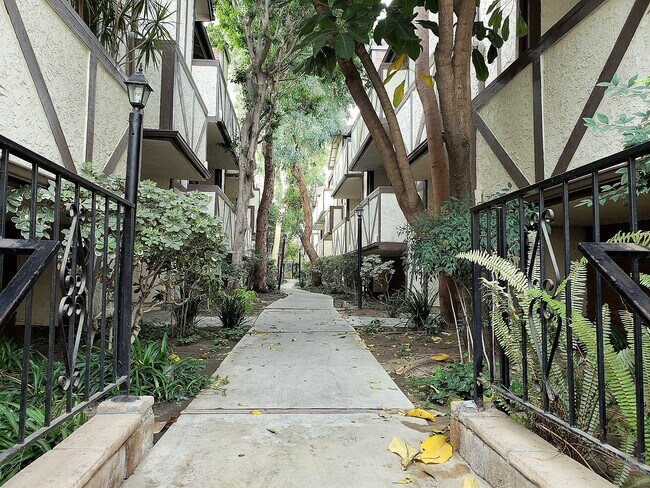 Foto del edificio - 21815 Saticoy St