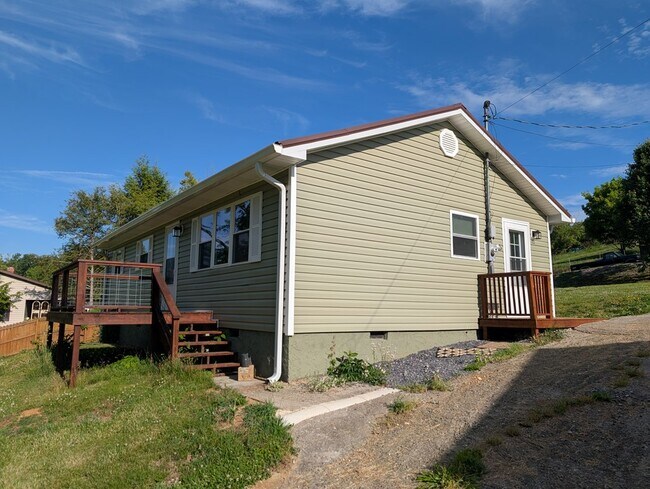 Building Photo - 879 Poor Farm Rd
