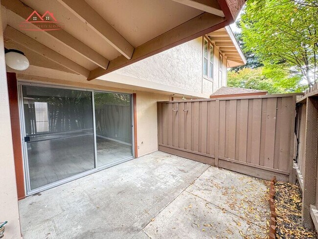 Foto del edificio - 236 Red Oak Dr E