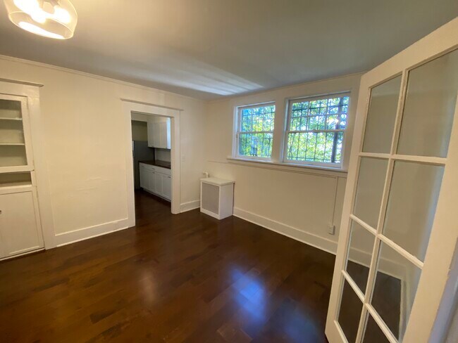 Amplia sala de estar - 1065 E Prospect St