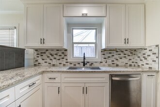 Building Photo - 814 Sue St