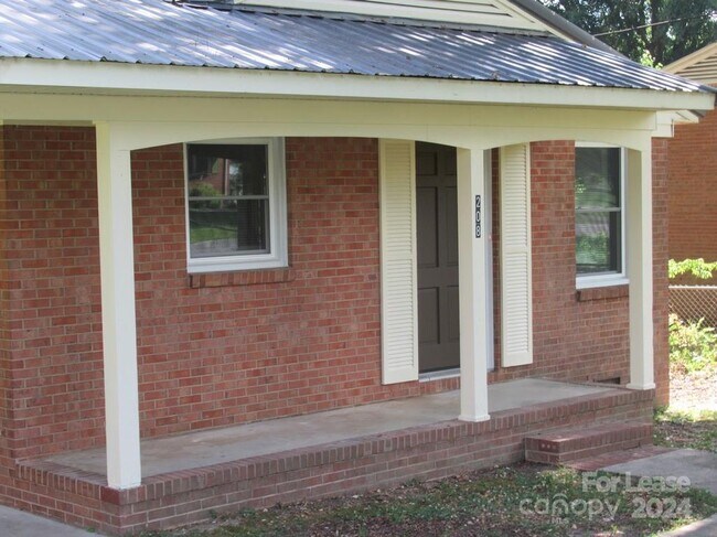 Building Photo - 208 Crescent Ct