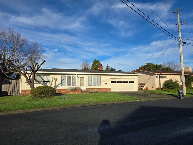 Building Photo - Single Level  4 Bedroom Home in Arcata, Ea...