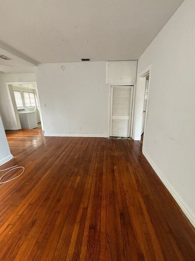 Building Photo - 4633 Sunderland Rd