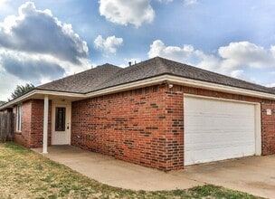Building Photo - 606 N Englewood Ave