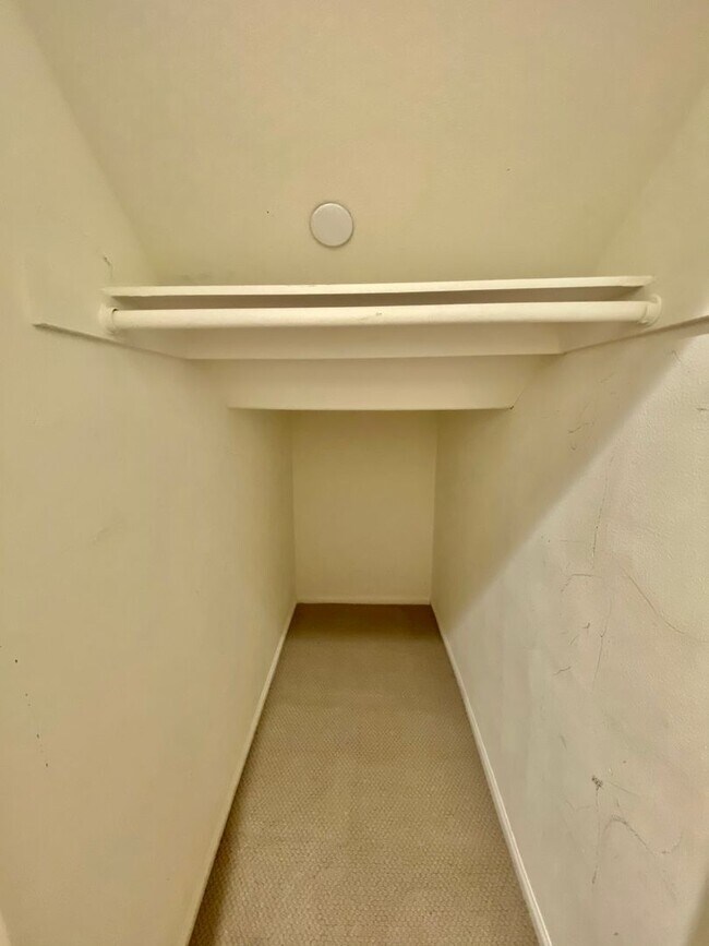 Building Photo - Camarillo - Three bedroom, three bath cond...