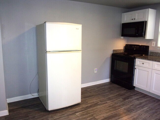 Building Photo - 307A Hall St