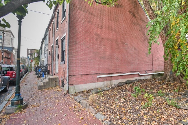 Building Photo - Charming 2 Bedroom on Grand St with Bonus Room