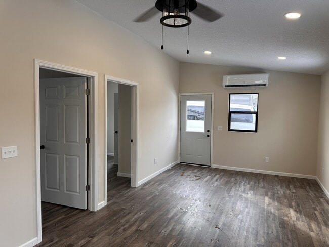 Building Photo - 406 E Sycamore St