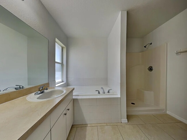 Building Photo - 3204 Thoroughbred Loop N