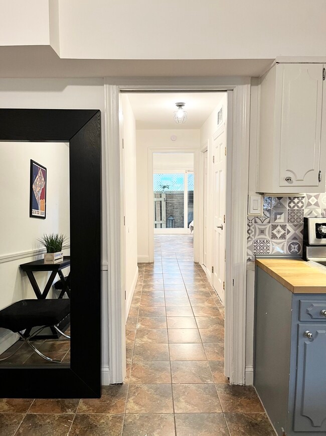 Building Photo - 614 G St SW