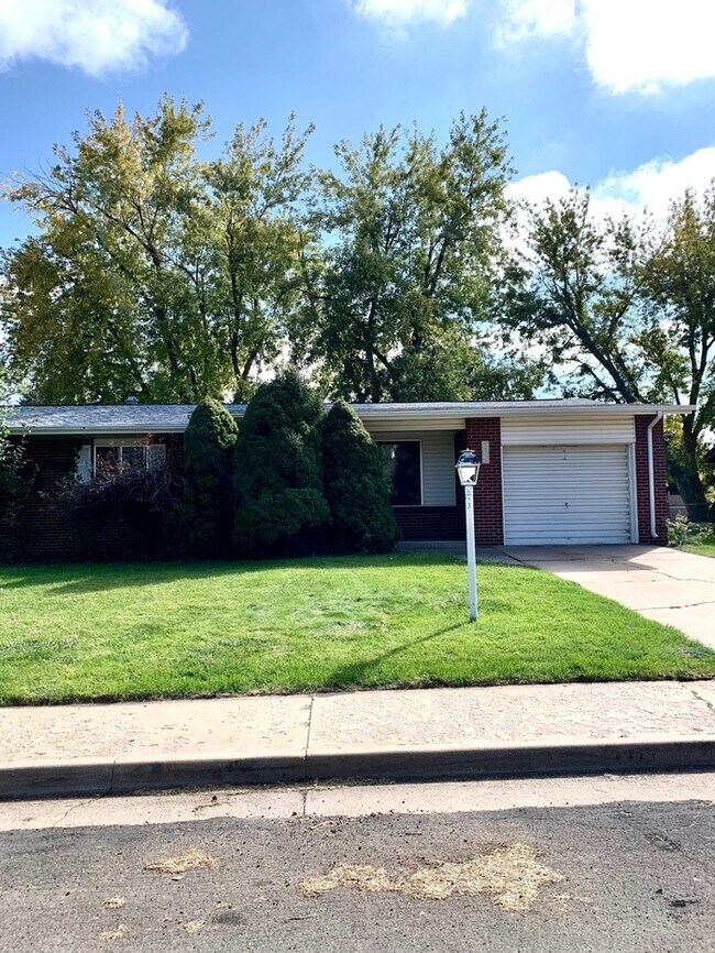 Building Photo - 3 Bedroom, 2 Bath Ranch Home with 1 Car At...