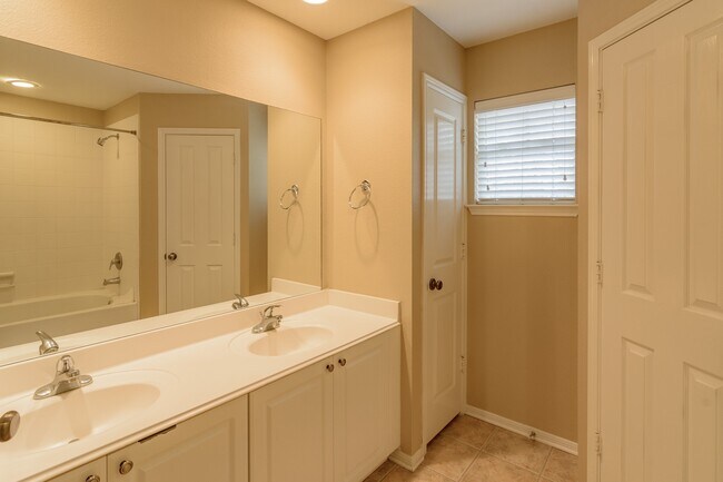 Foto del edificio - 57 Scarlet Woods Ct