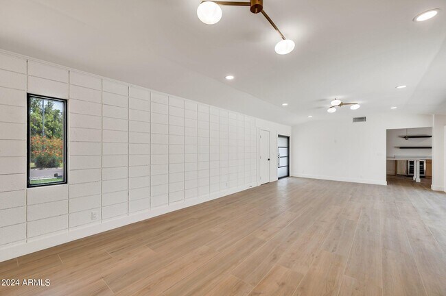 Building Photo - 5302 E Mitchell Dr