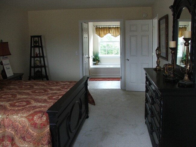 Foto del edificio - 215 Peach Hill Dr