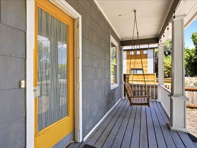 Building Photo - Salt Lake Central: large 3 bedroom, 2 bath + office