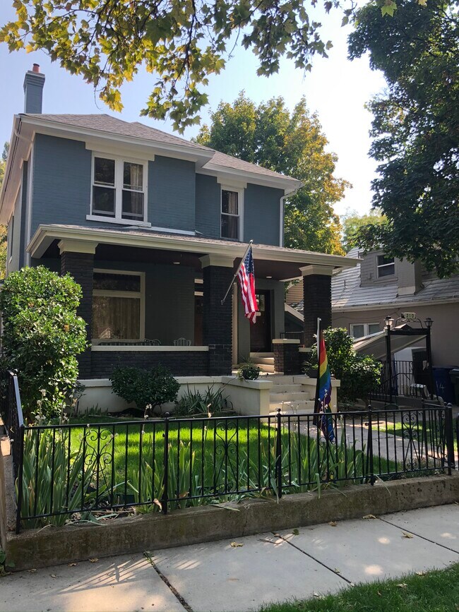 Building Photo - 210 N Canyon Rd