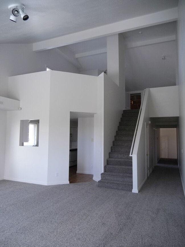 Building Photo - 462 N St E