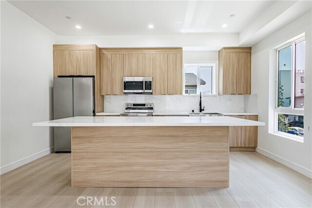 Building Photo - 1330 Tamarind Ave