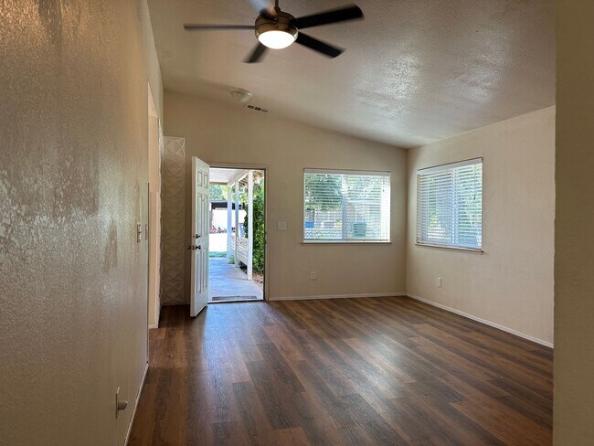 Foto del edificio - Charming Redding Home with Fireplace & Vau...