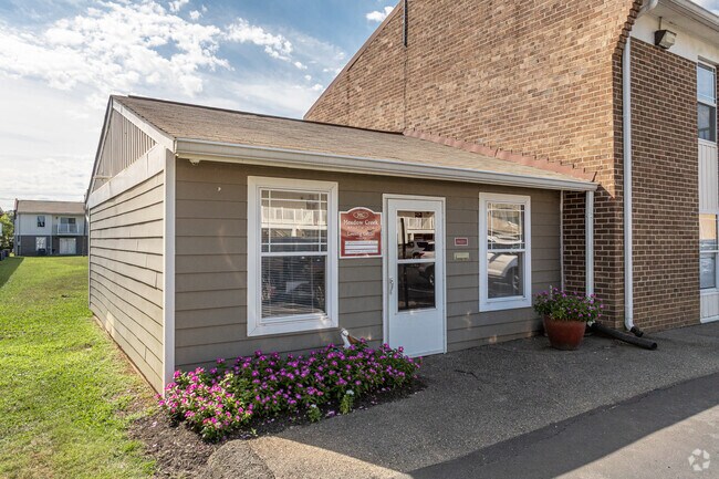 Oficina de arrendamiento - Meadow Creek Apartments