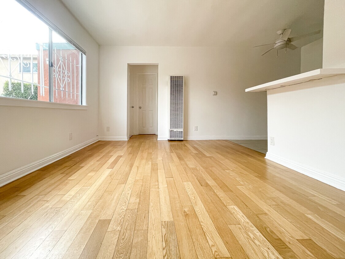 Primary Photo - 659 E Vernon Ave