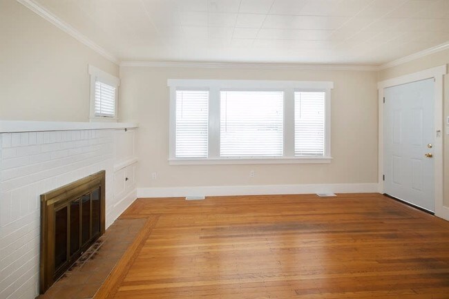 Building Photo - 2564 Downer Ave