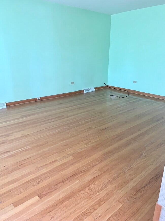 Living Room - 5212 S Oak Park Ave