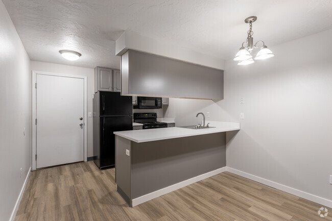 2BR, 1BA - 780SF - Serrano Apartments