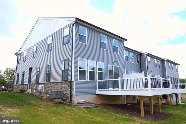 Building Photo - 610 Spruce Rd