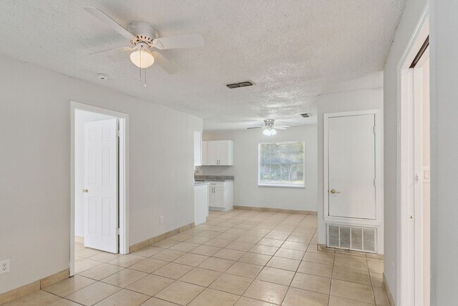 Foto del edificio - 2853 S Sanford Ave