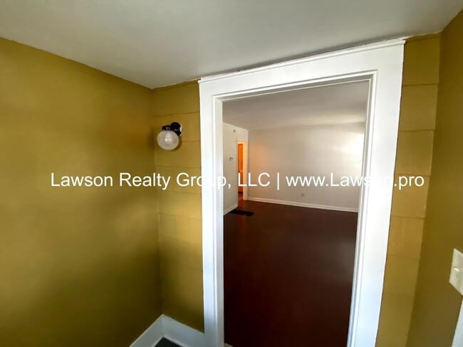 Building Photo - Adorable Cottage with Unique Interior Desi...