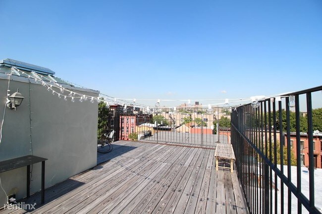 Building Photo - 556 Monroe St