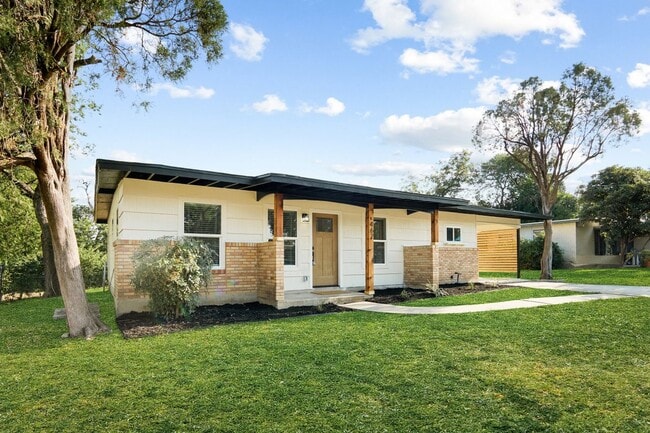 Building Photo - 462 Springwood Ln