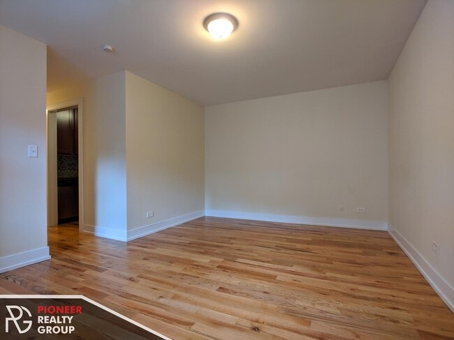 Building Photo - 557 W Arlington Pl