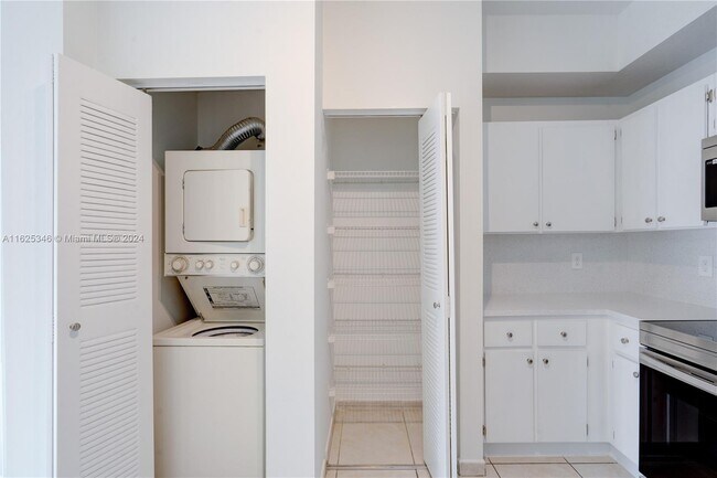 Building Photo - 7300 NW 114th Ave