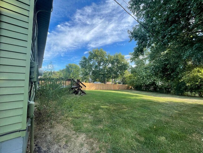 Building Photo - 5683 Crestview Dr