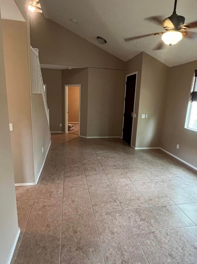 Building Photo - 4-bedroom and loft in the Willows with com...