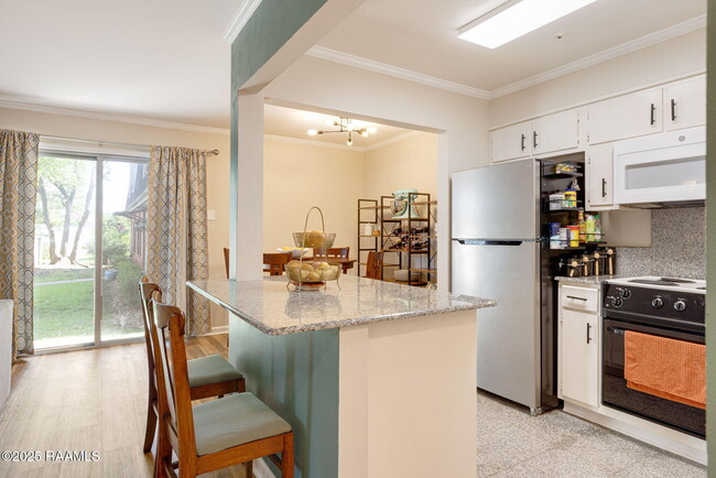 Foto del edificio - 211 Versailles Blvd