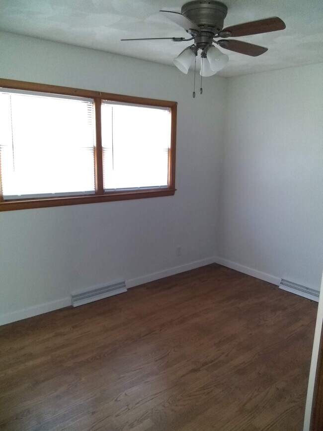 upstairs 2nd bed - 415 W 1st St