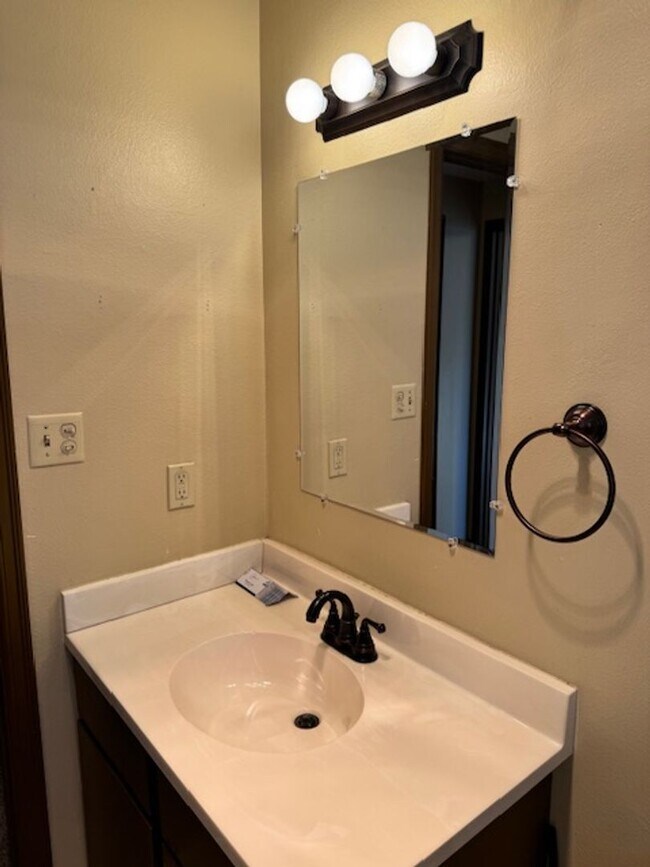 Foto del edificio - 3 BEDROOM SINGLE LEVEL HOME W/ GARAGE