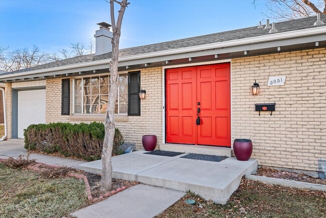 Foto del edificio - 4-Bed Home with Covered Patio, Fire Pit & Large Backyard in Cherry Creek Schools