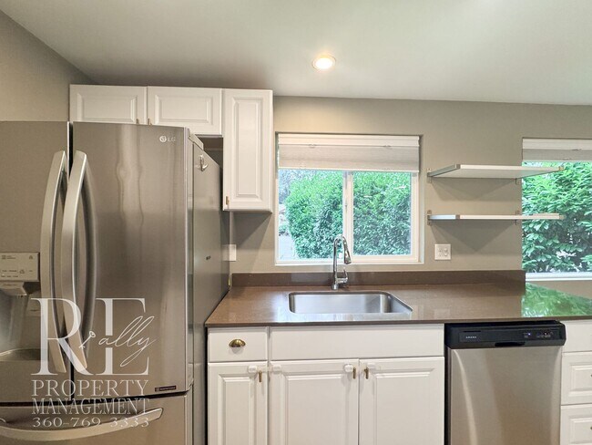 Building Photo - Modern Split-Level Home with Two Living Spaces & Expansive Yard in Port Orchard