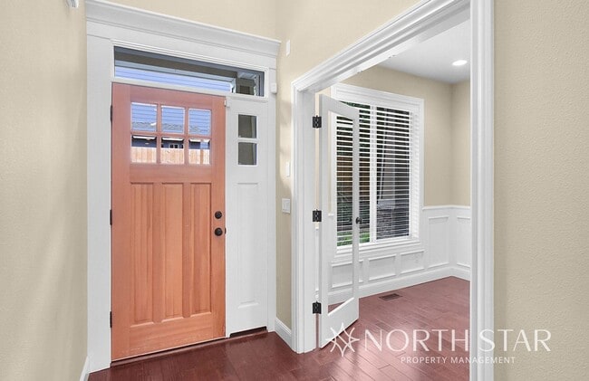 Building Photo - Beautiful Craftsman in Lake Oswego