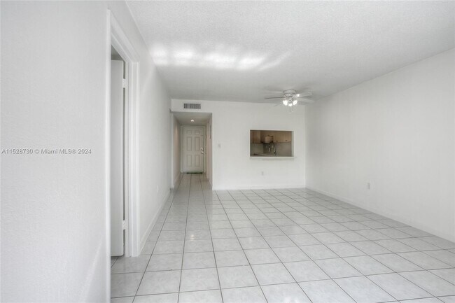 Building Photo - 10000 NW 80th Ct