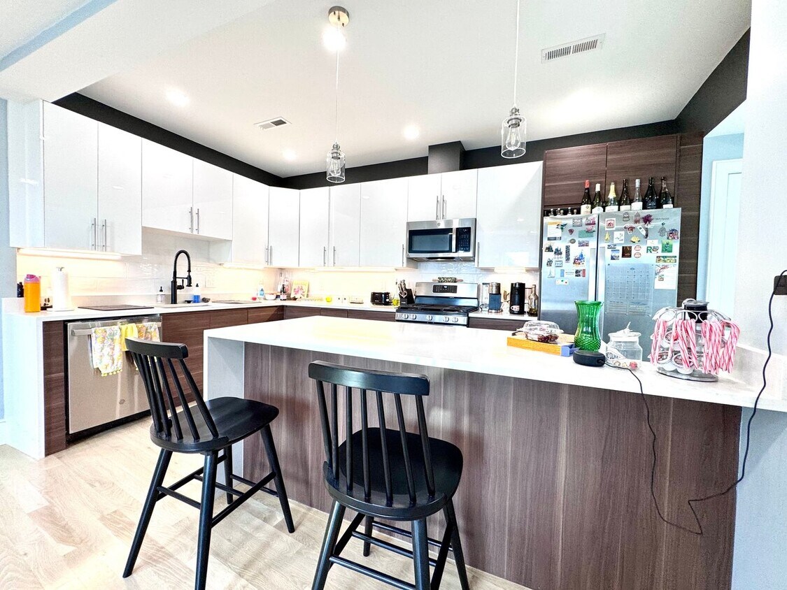 Foto principal - BROOKLINE 4 BED/2 BATH WITH CENTRAL AIR & ...